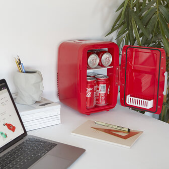Balvi mini fridge English red 6 liter 27298 op een tafel