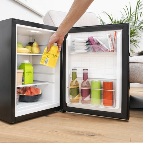 First Austria FA5172-2 thermo-elektrische mini koelkast 40 liter met glasdeur zwart gevuld met open deur