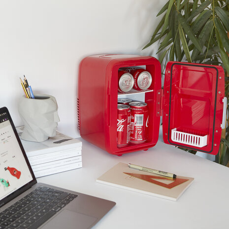 Balvi mini fridge English red 6 liter 27298 op een tafel